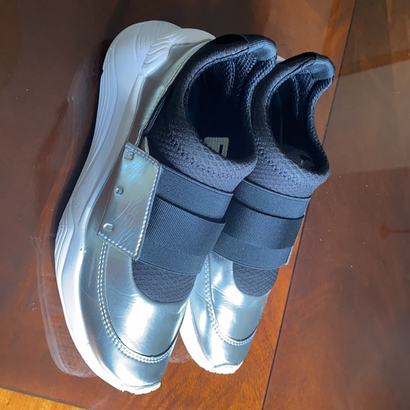 Alexander McQueen designer trainers. - Picture 7 of 8